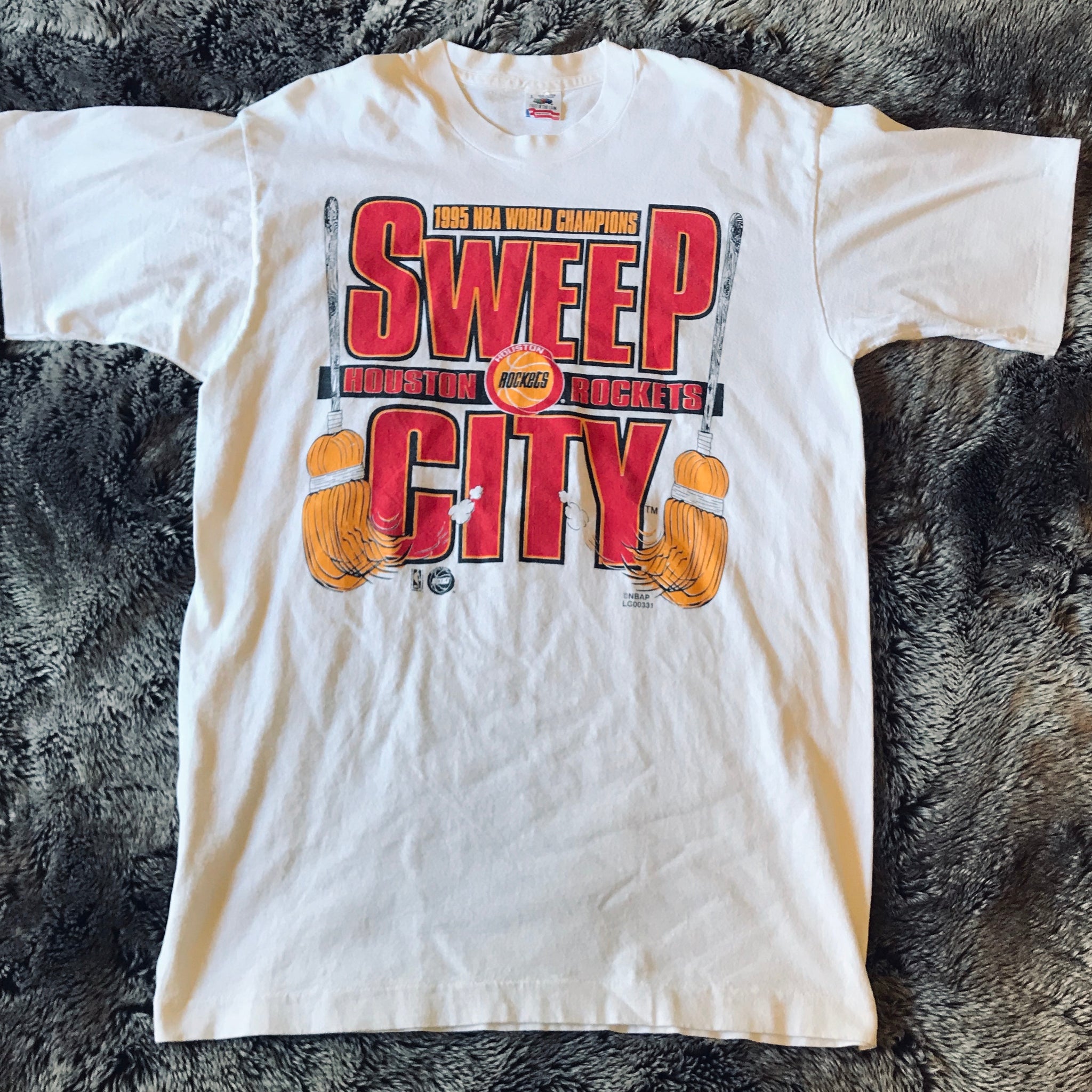 Rockets 1995 World Champions “Sweep City” Tee (White) – Vintage Houston